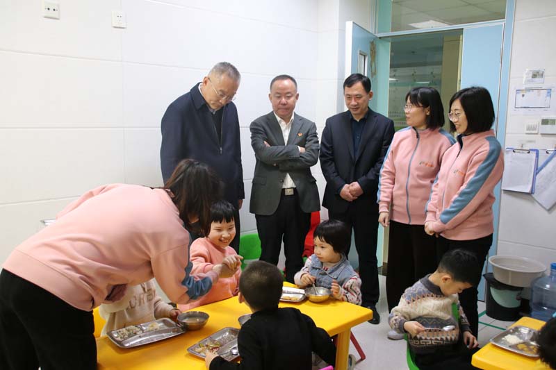 2023年4月6日，高新區(qū)管委會(huì)四級(jí)調(diào)研員尤偉生（左一）在高新區(qū)民政衛(wèi)生工作辦公室主任聶振興（左三)陪同下蒞臨兒童早期發(fā)展部看望指導(dǎo)工作.jpg