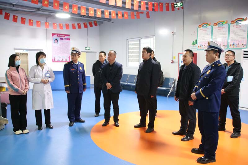 2024年1月31日下午，臨沂高新區(qū)黨工委委員、管委會副主任馬騰飛（右四），應急局黨組書記、局長吳蘭廣（左四），消防大隊政治教導員高以磊（左三）一行蒞臨兒童早期發(fā)展部指導工作.jpg