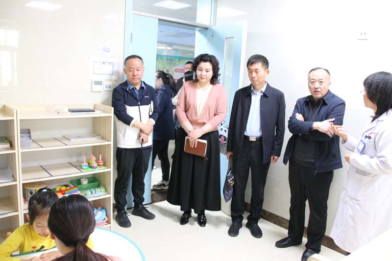 2024年4月23日，省紀委監(jiān)委派駐莒南縣洙邊鎮(zhèn)第一書記、省紀委監(jiān)委駐省工業(yè)和信息化廳紀檢監(jiān)察組副組長、一級調(diào)研員孫寬亮（右三），莒南縣洙邊鎮(zhèn)衛(wèi)生院院長羅永桂（右二）等一行蒞臨兒童早期發(fā)展部參觀指導工作.jpg