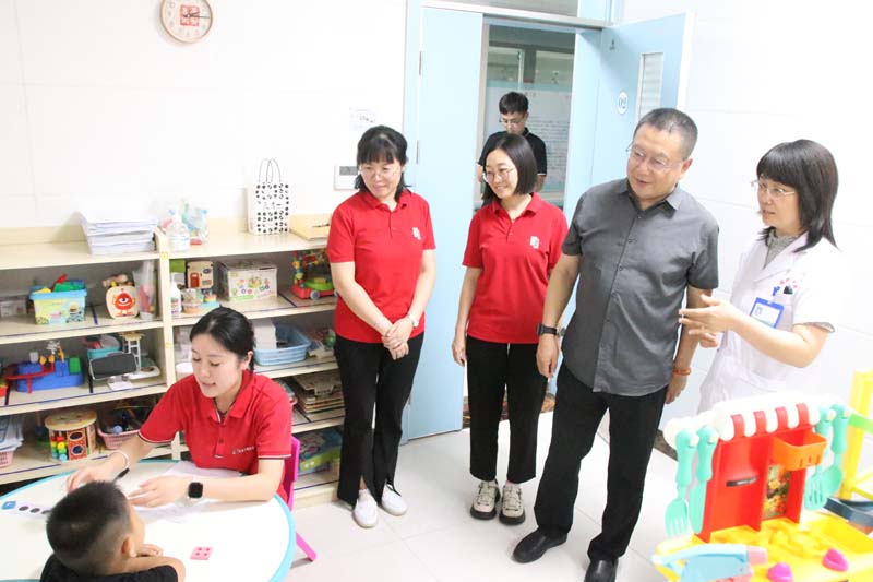 2024年6月14日，山東省衛(wèi)生經(jīng)濟協(xié)會會長，山東省醫(yī)學(xué)會副會長，山東省衛(wèi)生健康委員會二級巡視員、醫(yī)療管理服務(wù)中心原黨委書記、主任王愛杰（右二）蒞臨兒童早期發(fā)展部參觀指導(dǎo)工作.jpg
