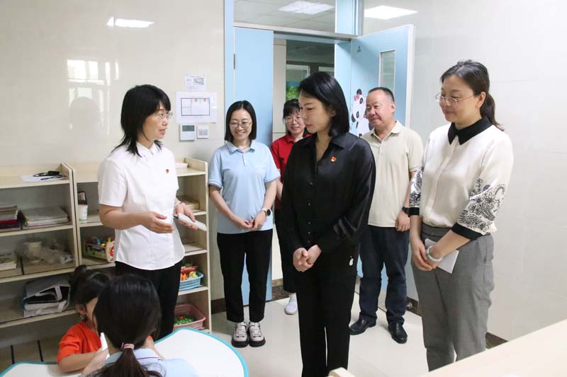 2024年6月26日，高新區(qū)黨工委副書(shū)記、管委會(huì)副主任劉春晨（前中）在院長(zhǎng)丁育紅的陪同下蒞臨兒童早期發(fā)展部參觀指導(dǎo)工作.jpg